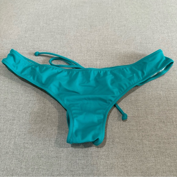 Cheeky scrunch bottom bikini - Picture 2 of 3